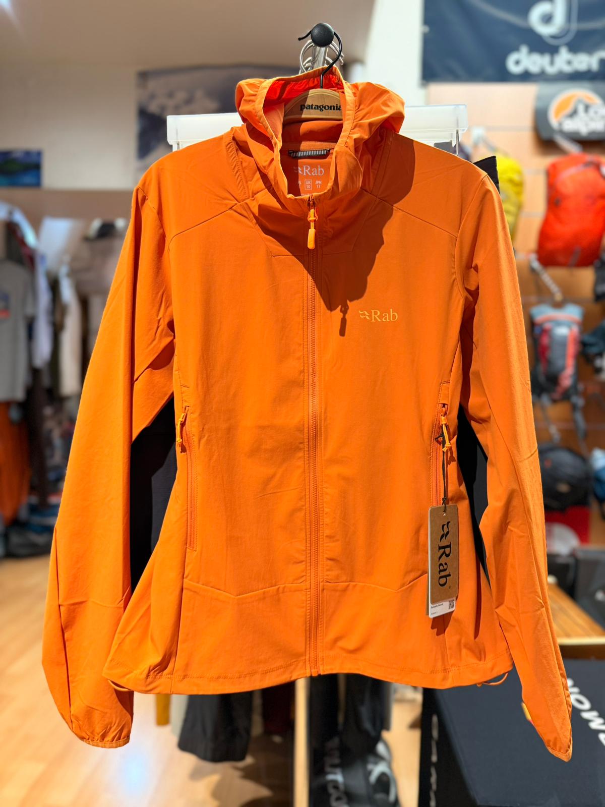Veste Rab orange, vue de face